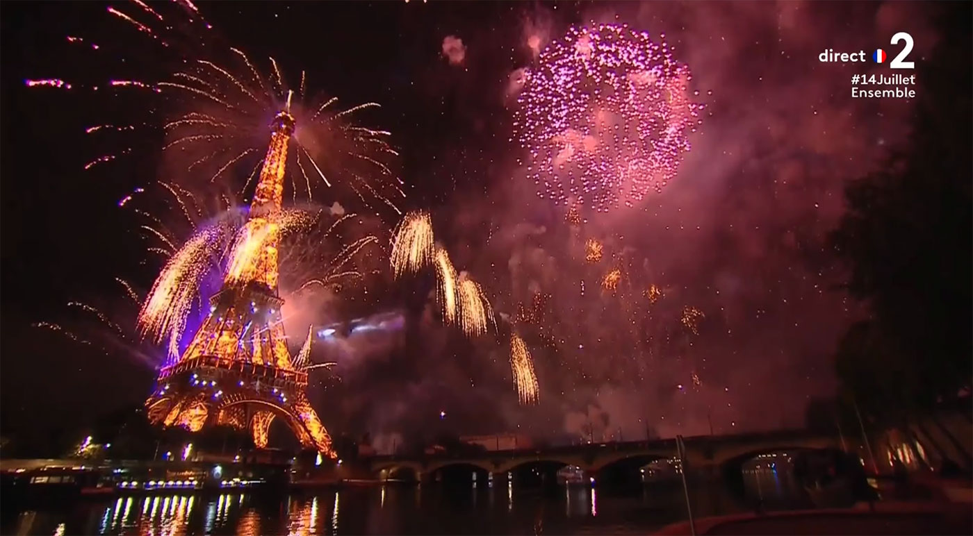 エッフェル塔の花火 フランス革命記念日 トリコロル パリ パリとフランスの旅行 観光情報