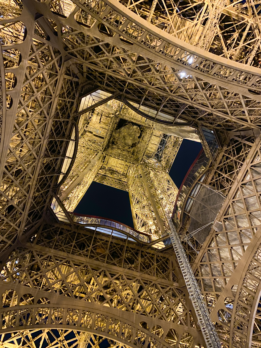 エッフェル塔の色がちょっと変わる トリコロル パリ パリとフランスの旅行 観光情報