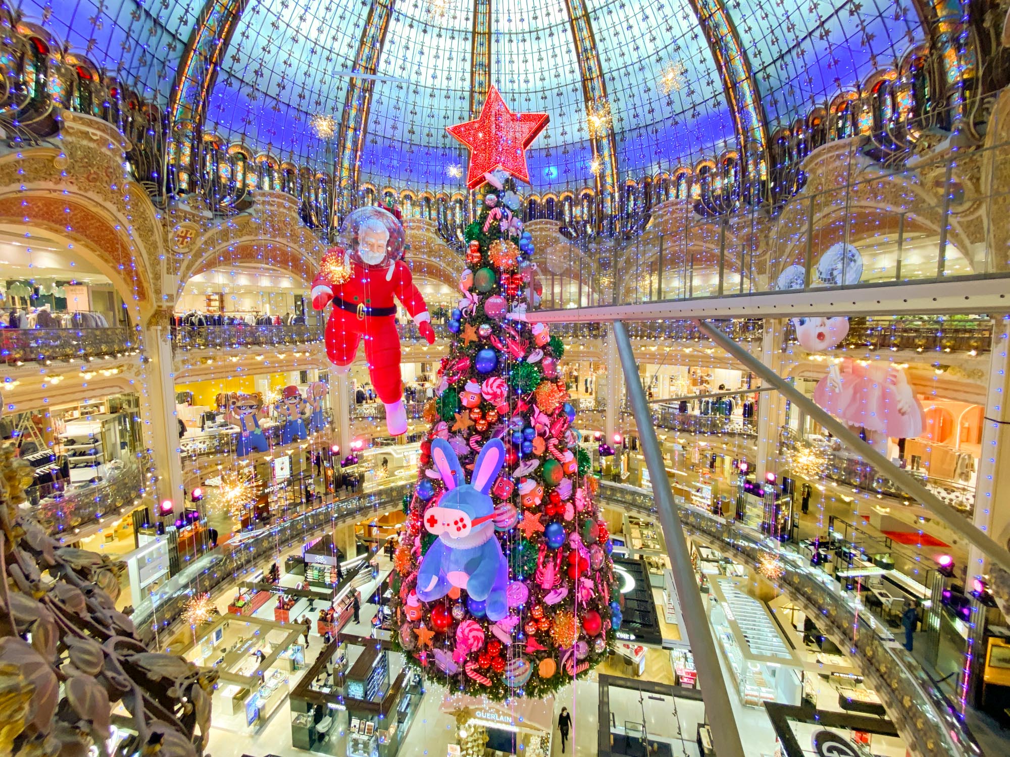 21年ギャラリー ラファイエットのクリスマスツリー トリコロル パリ パリとフランスの旅行 観光情報